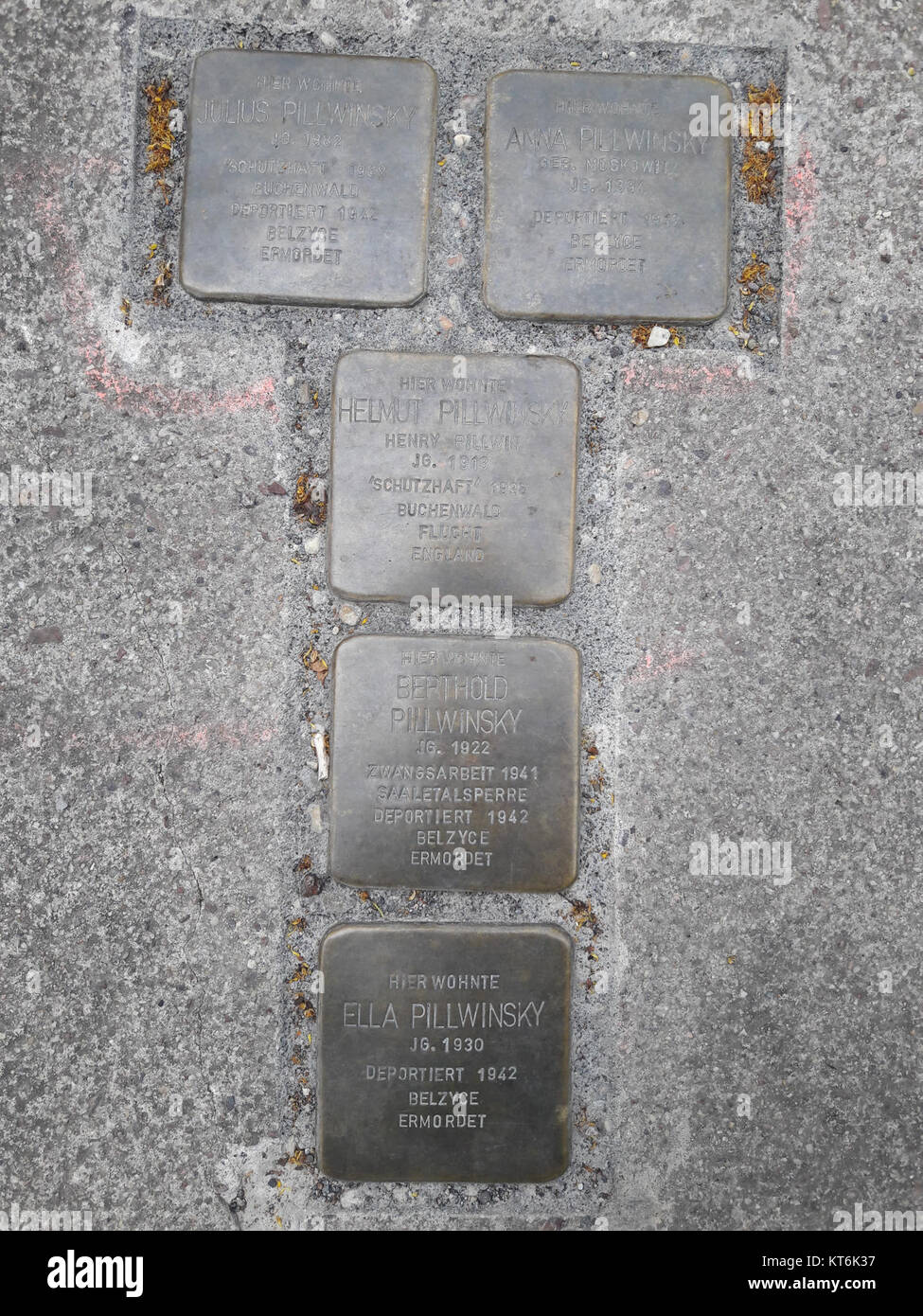 Die Stolpersteine auf der Lindenallee in Arnstadt erinnern an die Opfer des Holocaust, die einst in dieser Gegend lebten. Diese Messingtafeln, eingebettet in die Bürgersteige, erinnern an die persönliche Geschichte und die verübten Gräueltaten. Jeder Stein trägt den Namen und das Schicksal eines Opfers, bewahrt sein Gedächtnis und informiert die Öffentlichkeit über Geschichte und Menschenrechte. Stockfoto