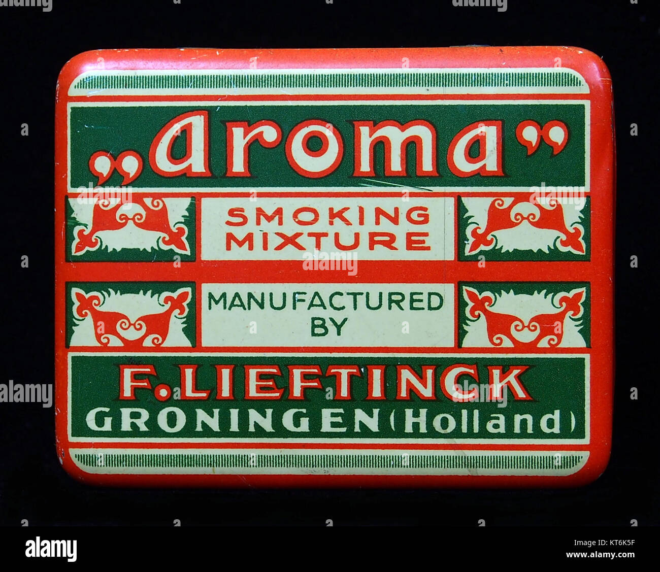 Dieses Bild zeigt eine Aromamischung von F. Lieftinck, bekannt für seine einzigartige Mischung aus Düften, die in Pfeifen verwendet werden. Der Blechbehälter ist ein historisches Beispiel für das Verpackungsdesign und die kulturelle Bedeutung des Pfeifenrauchens. Stockfoto