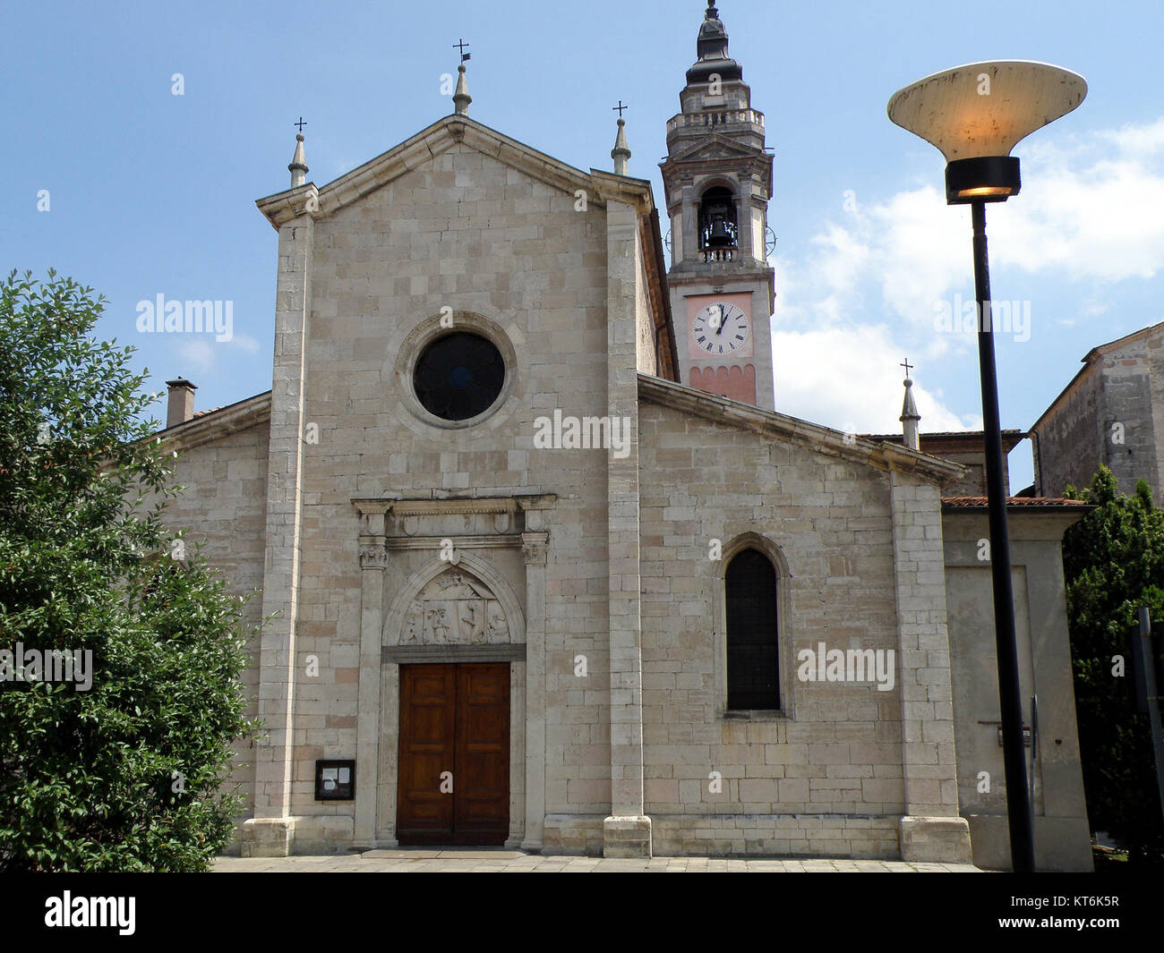 Ein digitales Bild mit dem Titel „Arona Nativitu00e0 di Maria Vergine 1.PSD“ stellt die Geburt der Jungfrau Maria dar, wie sie in einem Fresko aus dem 16. Jahrhundert in der Kirche Santa Maria in Arona, Italien, dargestellt ist. Das Kunstwerk ist ein Beispiel für religiöse Kunst der Renaissance. Stockfoto
