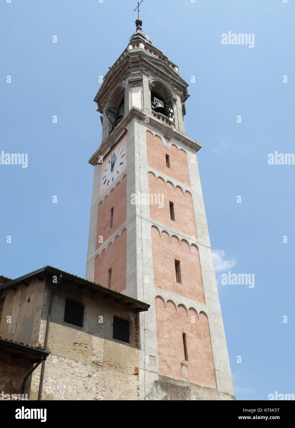 Das Kunstwerk mit dem Titel „Arona Natività di Maria Vergine“ zeigt die Krippe der Jungfrau Maria, die in einem historischen oder religiösen Kontext erfasst wurde. Dieses Kunstwerk stellt das christliche Thema der Geburt der Jungfrau Maria dar. Stockfoto