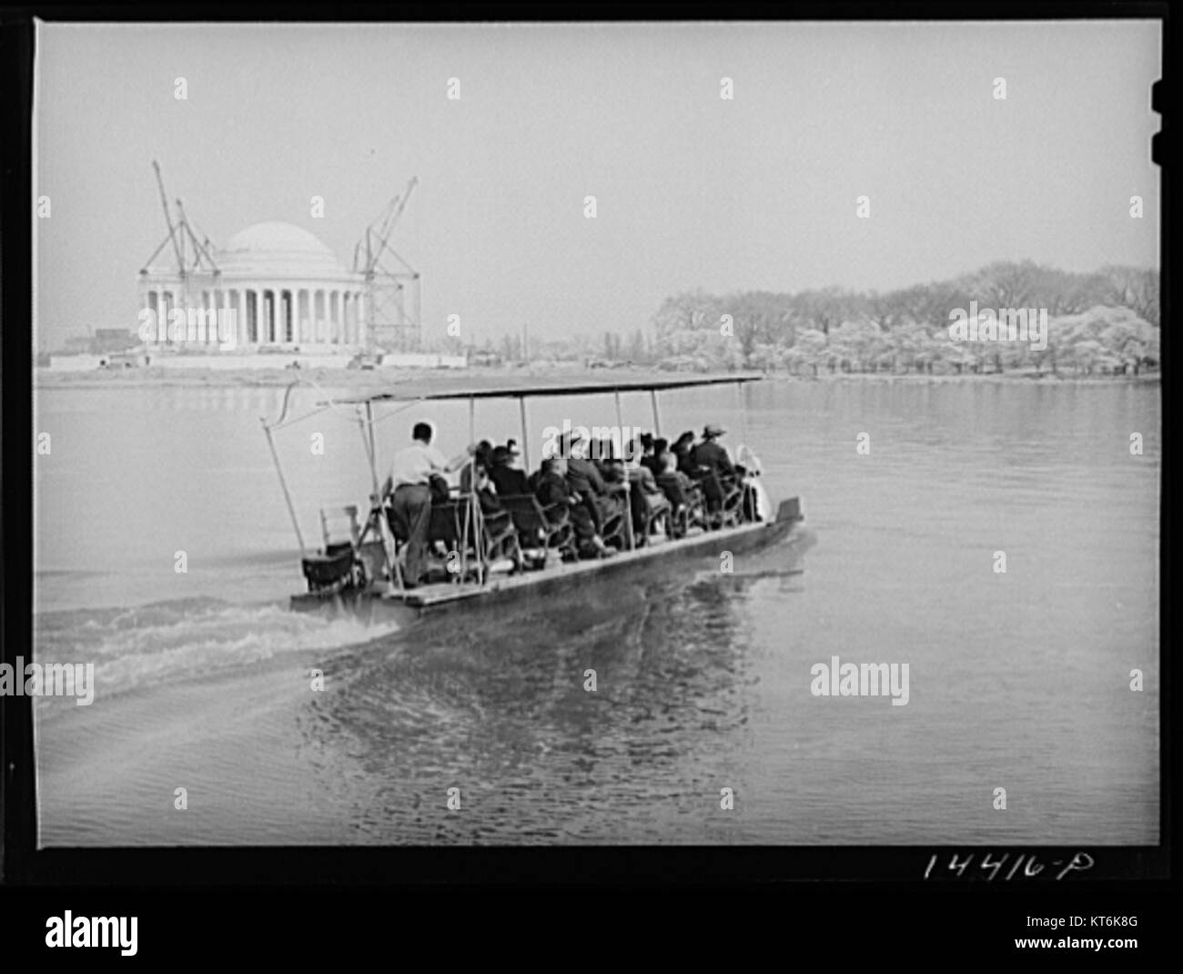 Ein Blick auf die Kirschblüten rund um das Tidal Basin in Washington, D.C. das jährliche Kirschblütenfest zieht Tausende von Besuchern in die National Mall jedes Frühjahr. Stockfoto