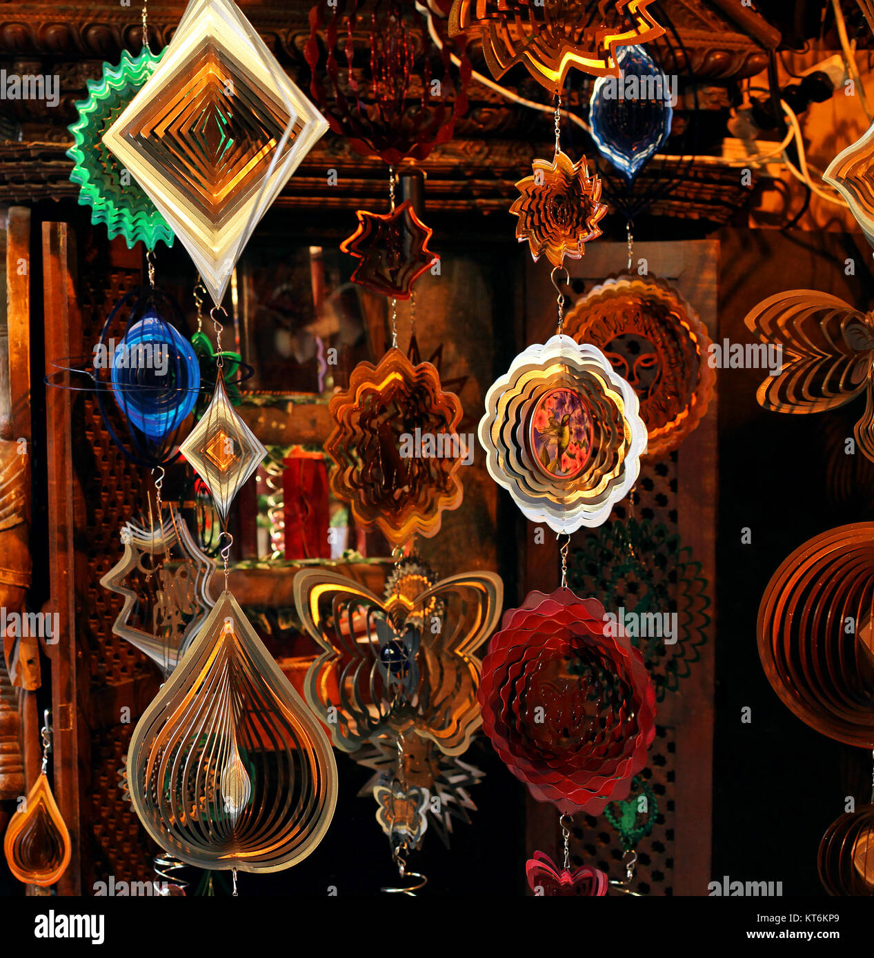 Shniy Dekor Ornamente hängen von der Decke auf dem Markt Stockfoto