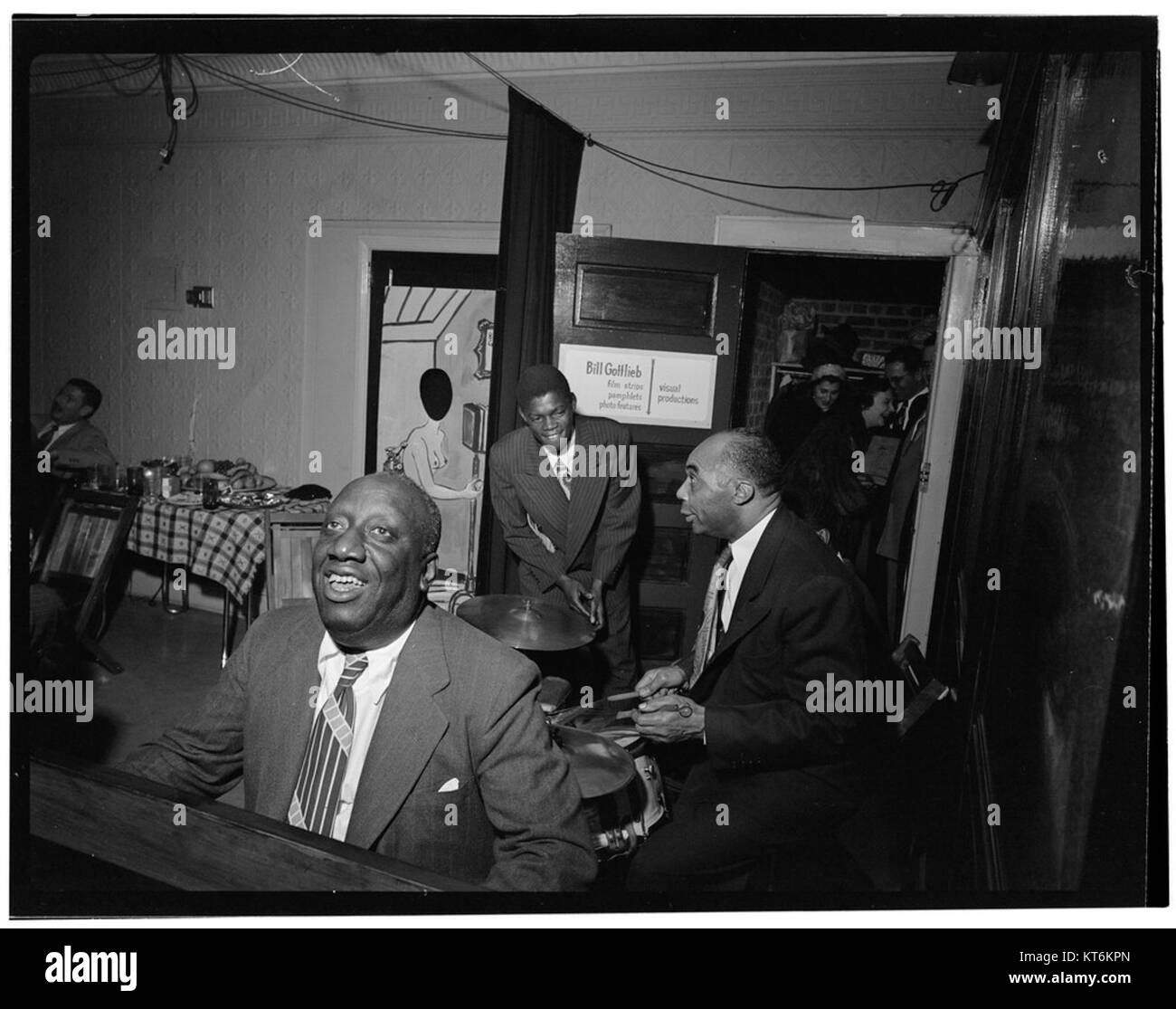 Ein Foto aus dem Jahr 1948, das die Jazzmusiker James P. Johnson, Fess Williams, Freddie Moore und Joe Thomas während eines Bürogesprächs in Jamaica, Queens, New York, einfängt. Stockfoto