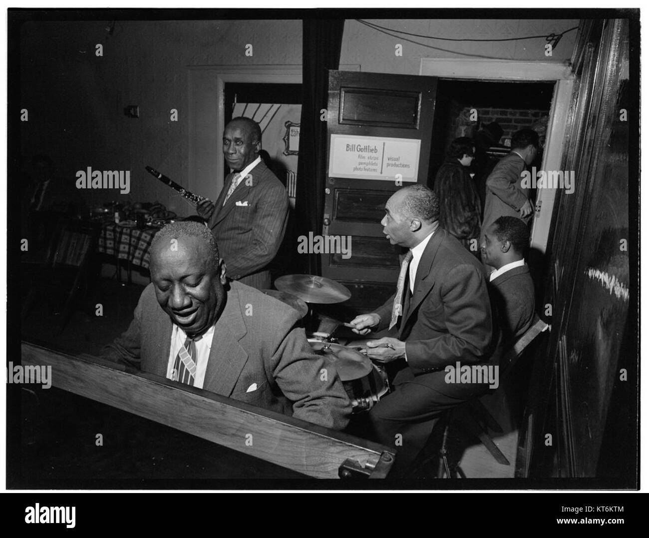 Dieses Foto, aufgenommen von William P. Gottlieb, zeigt James P. Johnson und Freddie Moore auf einer Bürofeier in Jamaica, Queens, New York, um 1948. Es beleuchtet die Kulturszene der späten 1940er Jahre in New York. Stockfoto