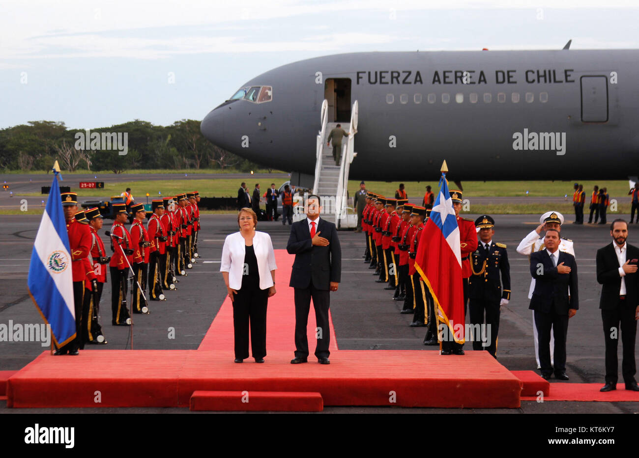 Das Foto zeigt die Ankunft am El Aeropuerto Oscar Arnulfo Romero, einem großen internationalen Flughafen in El Salvador. Das Bild spiegelt die Bedeutung des Flughafens für das weltweite Reisen und seine Rolle als Verkehrsknotenpunkt wider. Stockfoto