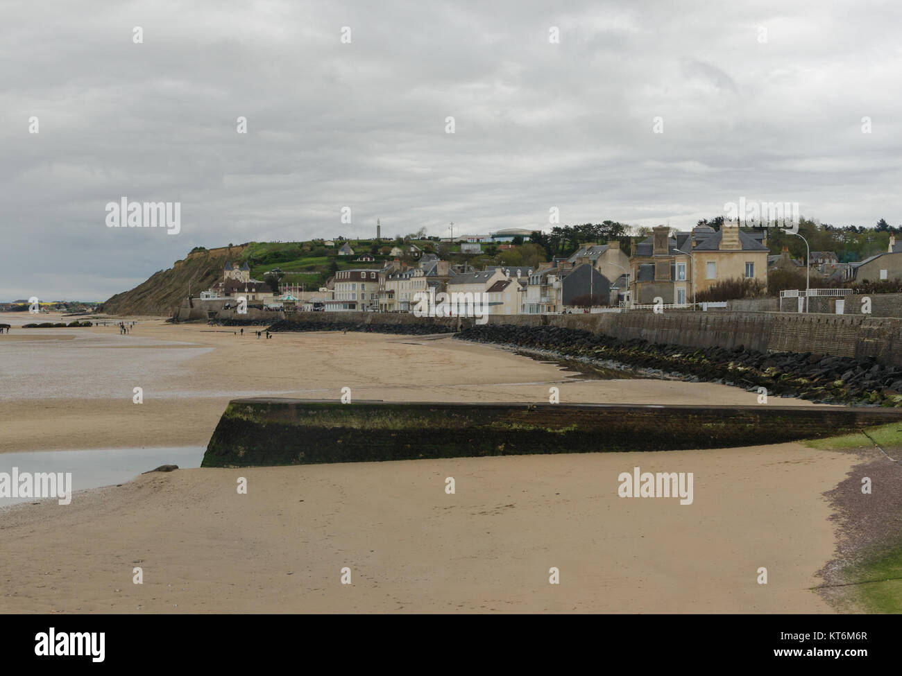Arromanches-les-Bains ist eine Küstenstadt in Frankreich, bekannt für ihre Rolle bei den Landungen am D-Day während des Zweiten Weltkriegs. Das Gebiet um Gold Beach war ein wichtiger Ort für alliierte Streitkräfte. Stockfoto