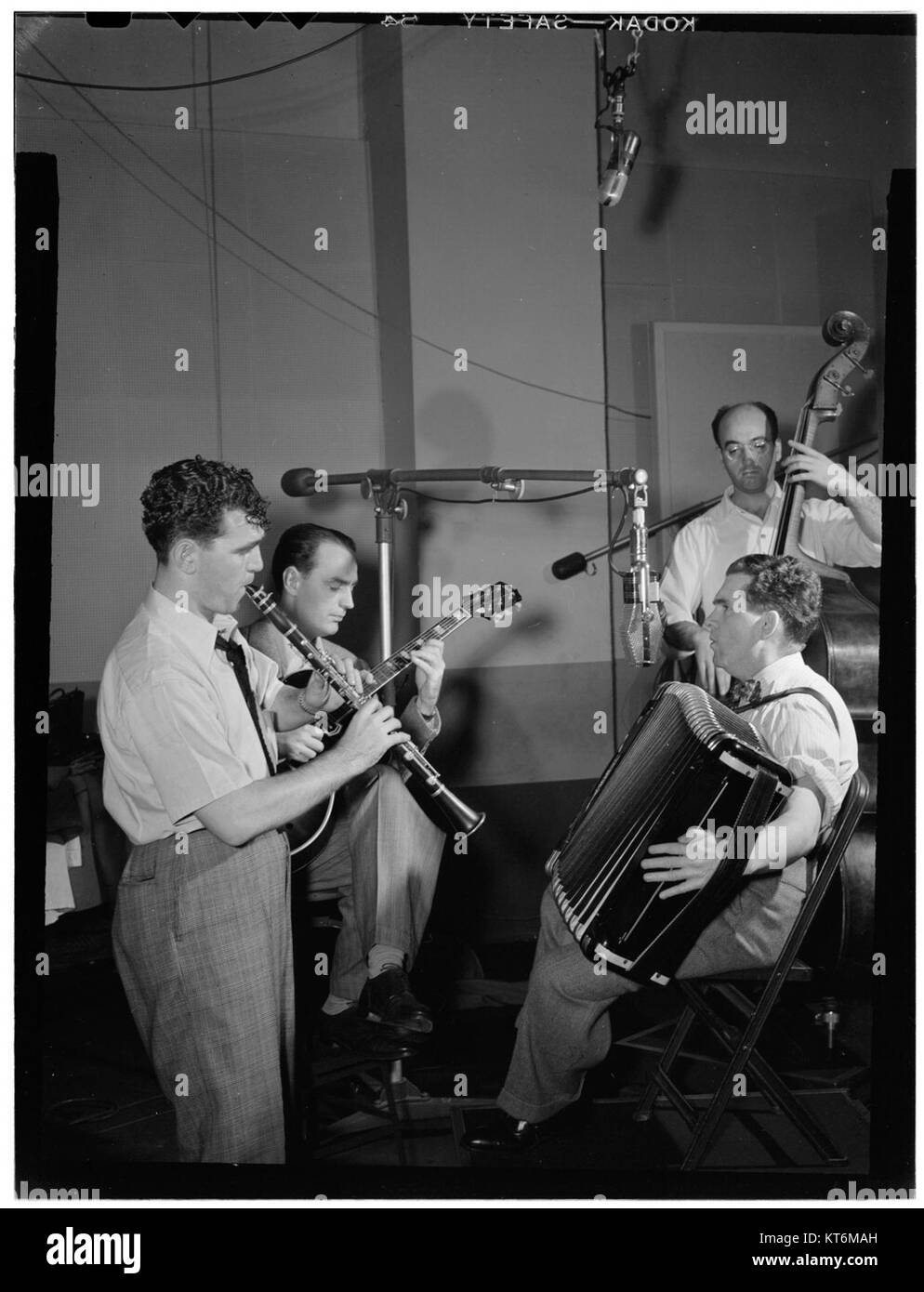 (Porträt von Joe Mooney, Andy Fitzgerald, den Gaeton (Gate) Frega, und Jack Hotop, Decca studio, New York, N.Y., Ca. Dez. 1946) (5395855738) Stockfoto