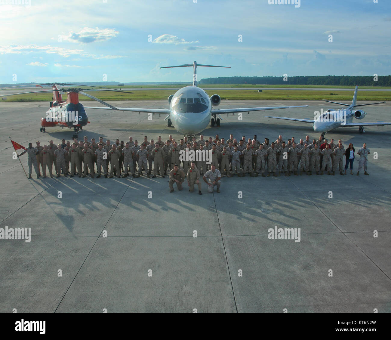 Marines, Matrosen und zivilen Mitglieder der Marine Transport Squadron 1 sammeln für eine Einheit Stockfoto