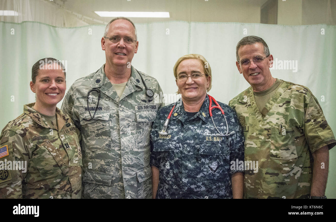 Luftwaffe Oberstleutnant Dan Naumann, zweiter von links, steht mit seinem medizinischen Team auf dem zweiten klinischen Tag der Smoky Mountain Innovative Readiness Training in Bryson City, N.C., Aug 3, 2017. Naumann diente als Offizier der Medizinischen Sektion in der Gebühr für die zwei-wöchigen Schulungsveranstaltung, die no-cost medizinischen, zahnmedizinischen, Vision und tierärztliche Dienstleistungen für 5.800 Bewohner von Swain County, Clay County und die umliegenden Gebiete bei der Zufriedenheit die Schulungsanforderungen für Aktiv-, Reserve- und National Guard service Mitglieder. (U.S. Air Force Stockfoto