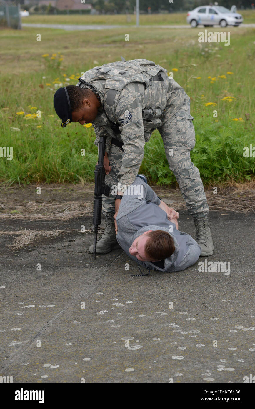 U.S. Senior Airman Diamond Winston, um die Sicherheitskräfte der 424th Air Base Squadron zugewiesen ist, sucht eine Rolle Spieler während Sentinel Schild 2017, eine großangelegte Übung der Beurteilung der Zusammenarbeit zwischen US-Armee Garnison Benelux, Mieter und belgischen zivilen Behörden in Krisensituationen, auf chièvres Air Base, Belgien, Sept. 7, 2017. (U.S. Armee Stockfoto