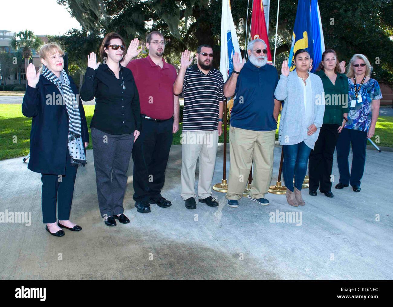 PANAMA CITY, Florida - eine Gruppe von neu eingestellten Bundesbeamten nehmen den amtseid am Naval Surface Warfare Center Panama City Abteilung Zentrale Nov. 13, 2017. U.S. Navy Stockfoto