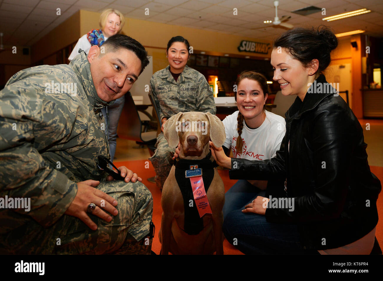 Die Freiwilligen sammeln um ein service Hund während der Kaiserslautern Military Community Winter Special Olympics auf militärische Komplex Vogelweh, Deutschland, Dez. 1, 2017. Der Zweck der KMC Special Olympics ist zu helfen, Selbstvertrauen für Kinder mit besonderen Bedürfnissen zu bauen. (U.S. Air Force Stockfoto
