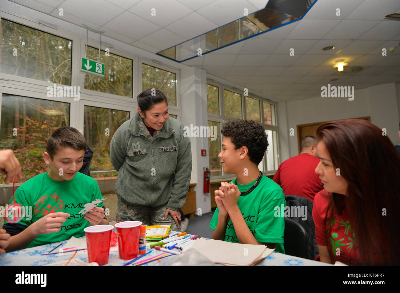 Us Air Force Kristina Hailey, 86th Zahnmedizinische Squadron Unteroffizier der Instrument Processing Center, Gespräche zu Teilnehmern während der Kaiserslautern Military Community Winter Special Olympics auf militärische Komplex Vogelweh, Deutschland, Dez. 1, 2017. Der Zweck der Special Olympics Veranstaltungen sind zu helfen, Selbstvertrauen und Kameradschaft in der Kinder, die teilnehmen können. (U.S. Air Force Stockfoto