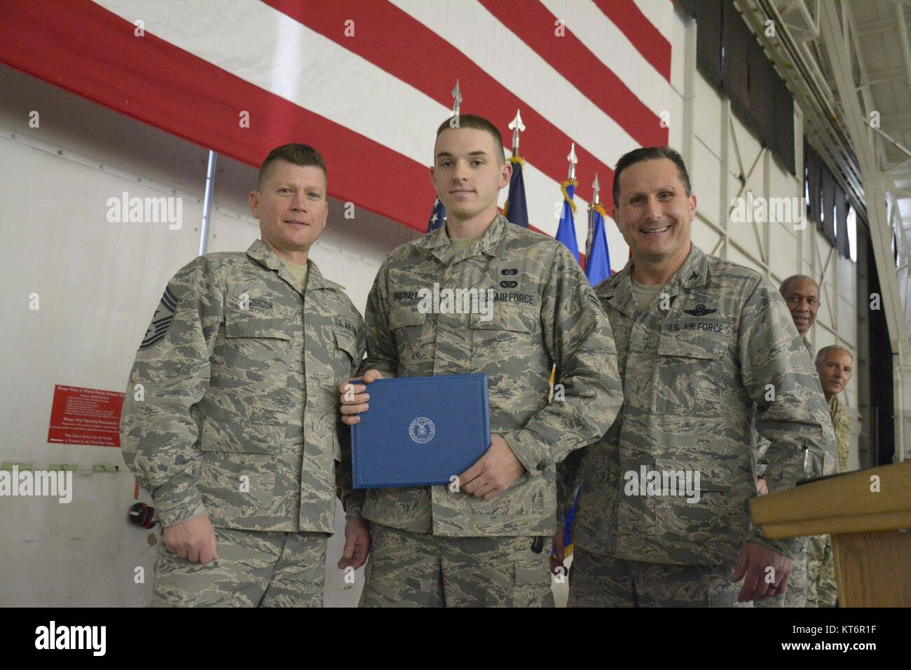 Colonel Bryan Teff anerkannte Mitglieder der 110th Attack Flügel, Battle Creek, Michigan für ihre hervorragende Arbeit während des ganzen Jahres an einer Zeremonie Dez. 2, 2017. Airman 1st Class Spencer J. Brignall, Emergency Management Specialist, 110 Bauingenieur Squadron, war Flieger des Jahres für die Befüllung der fulltime Emergency Management Position während der Bereitstellung eines anderen Flieger ausgezeichnet. Stockfoto