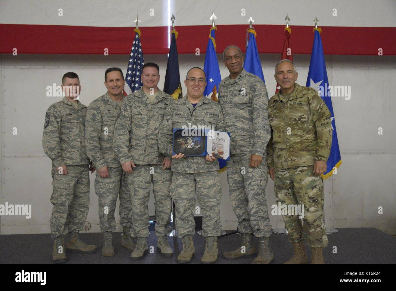 Colonel Bryan Teff anerkannte Mitglieder der 110th Attack Flügel, Battle Creek, Michigan für ihre hervorragende Arbeit während des ganzen Jahres an einer Zeremonie Dez. 2, 2017. Tech. Sgt. Markieren Zainea, Leiter der Aus- und Weiterbildung, 217Th Air Operations Group, erhielt die Non-Commissioned Officer des Jahres Auszeichnung für Arbeit für 217Th ACOMS und der 217Th AOG-Personal, sowie die Unterstützung der 603Rd AOC in Ramstein Air Base, Base und die Einbeziehung der Gemeinschaft getan. (Michigan Air National Guard Stockfoto