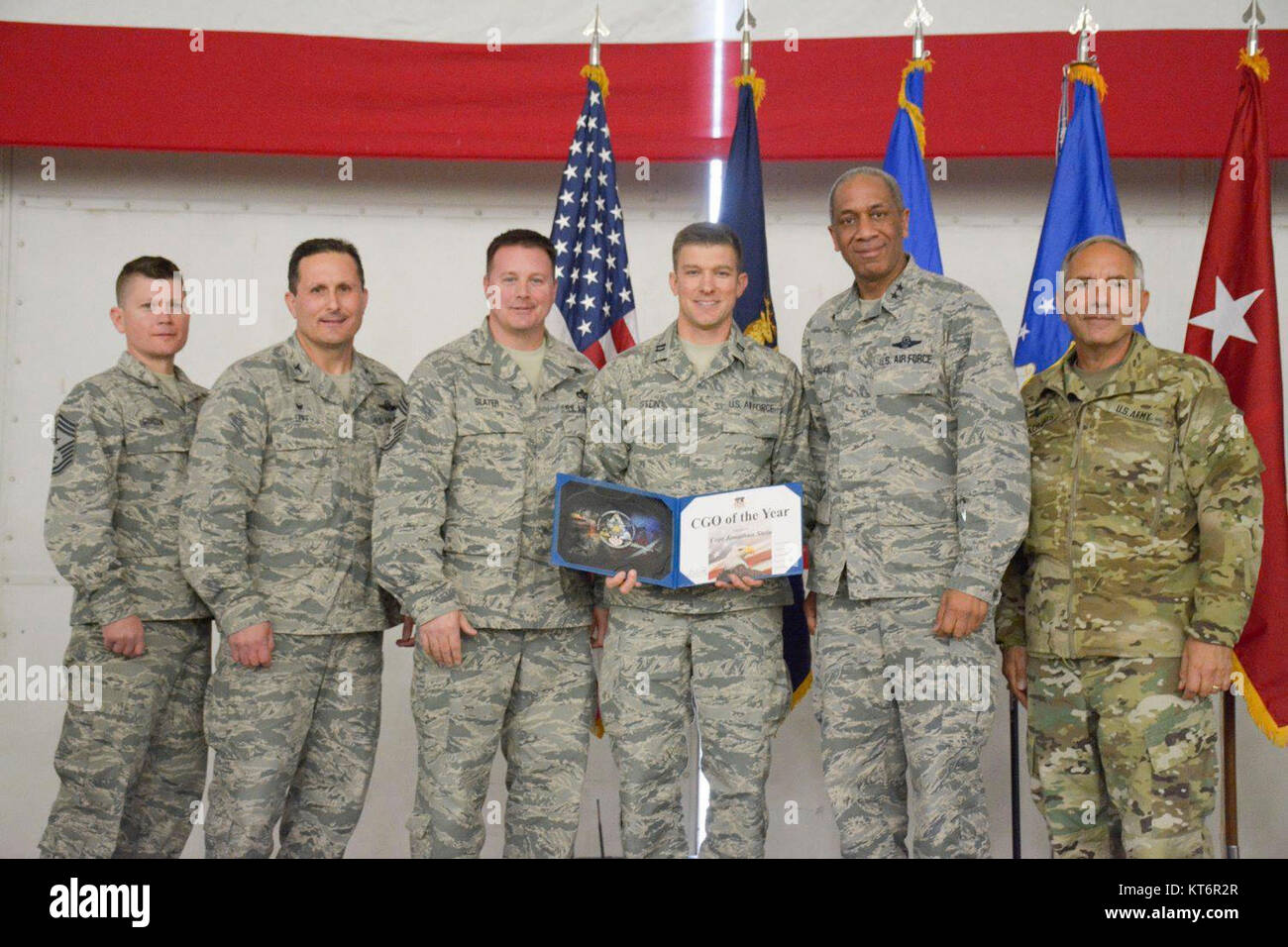 Colonel Bryan Teff anerkannte Mitglieder der 110th Attack Flügel, Battle Creek, Michigan für ihre hervorragende Arbeit während des ganzen Jahres an einer Zeremonie Dez. 2, 2017. Diese Preise enthalten Firma Grade Officer des Jahres, Senior Non-Commissioned Officer des Jahres, Non-Commissioned des Jahres, Flieger des Jahres, First Sergeant des Jahres, und Ehrengarde Mitglied des Jahres. Kapitän Jonathan Stein, Medizinischen Administration Officer, 110Th Medical Group, wurde Firma Grade Officer des Jahres für einen reibungslosen Betrieb der Klinik und Verwaltung mehrere zusätzliche Programme ausgezeichnet. (Michigan Air Nationa Stockfoto