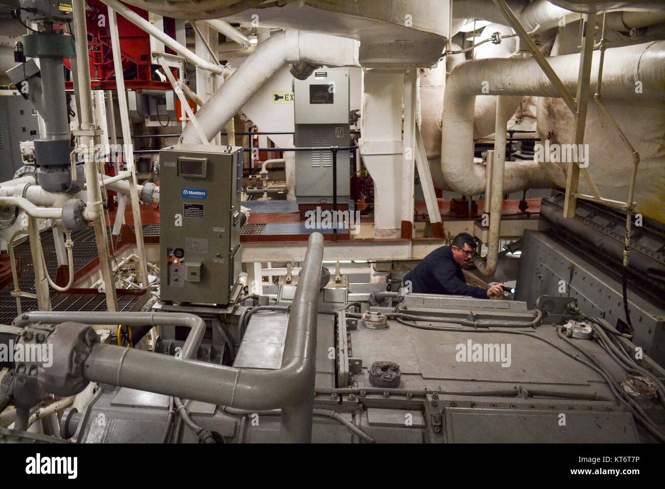 Senior Chief Gas Turbine Systems Javier Fernandez, ein Inspektor Carrier Strike Group zwei, prüft Engineering Räume an Bord der USS Cole (DDG67). Cole ist unterwegs die Durchführung der Überprüfung und Besichtigung (INSURV), die eine regelmäßige Überprüfung, um sicherzustellen, dass das Schiff erfüllt die Navy Standards. (U.S. Marine Stockfoto