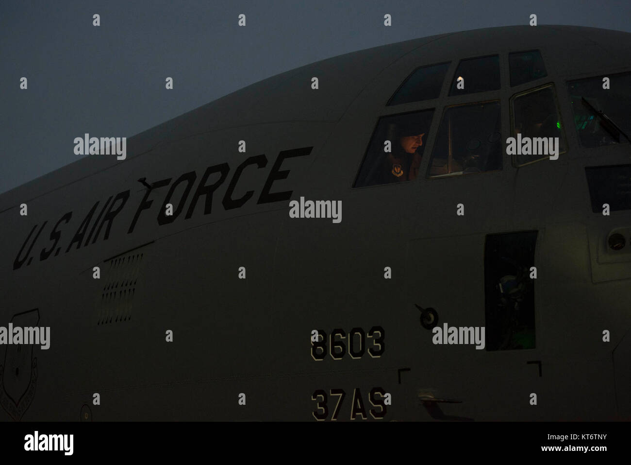 Us Air Force Maj. Aaron Sanchez, 86th Operations Support Squadron Flügel aktuelle Operations Chief, Bewertungen Flugpläne für übung Spielzeug Drop 2017 in der US Air Force C-130J Super Hercules auf der Air Base Ramstein, Deutschland, Dez. 6, 2017. Fallschirmjäger mit der U.S. Air Force, U.S. Army, deutschen, italienischen, niederländischen, britischen, und der Estnischen Streitkräfte an Bord von zwei C-130 J's und statisch-Linie springt über Süddeutschland. (U.S. Air Force Stockfoto