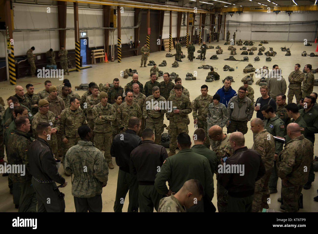 Mitglieder der U.S. Air Force, U.S. Army, deutschen, italienischen, niederländischen, britischen, und der Estnischen Streitkräfte, erhalten eine Mission kurz vor der Übersetzung für den Betrieb Spielzeug Drop 2017 auf der Air Base Ramstein, Deutschland, Dez. 6, 2017. Die fallschirmjäger teilgenommen in Betrieb Spielzeug Drop 2017 ihre militärischen Freifall und Springen master Fertigkeiten zu erhalten, und die NATO-Interoperabilität zu verbessern. (U.S. Air Force Stockfoto