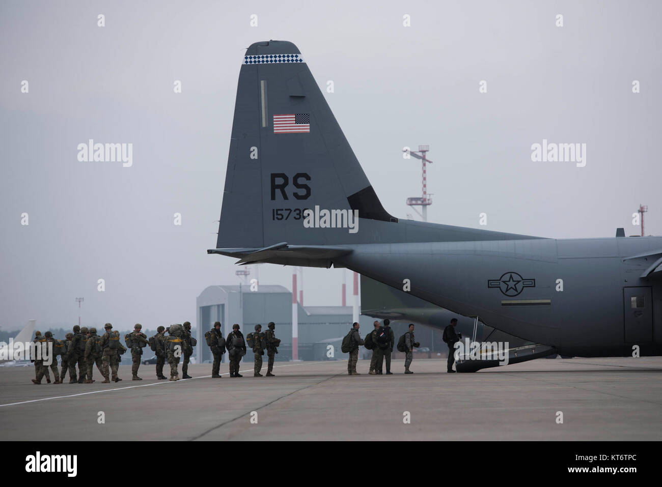 Fallschirmjäger mit der U.S. Air Force, U.S. Army, Luftwaffe, bereiten Sie ein US Air Force C-130J Super Hercules auf der Air Base Ramstein, Deutschland, Dez. 6, 2017. Die fallschirmjäger teilgenommen in Betrieb Spielzeug Drop 2017 ihre militärischen Freifall und Springen master Fertigkeiten zu erhalten. (U.S. Air Force Stockfoto