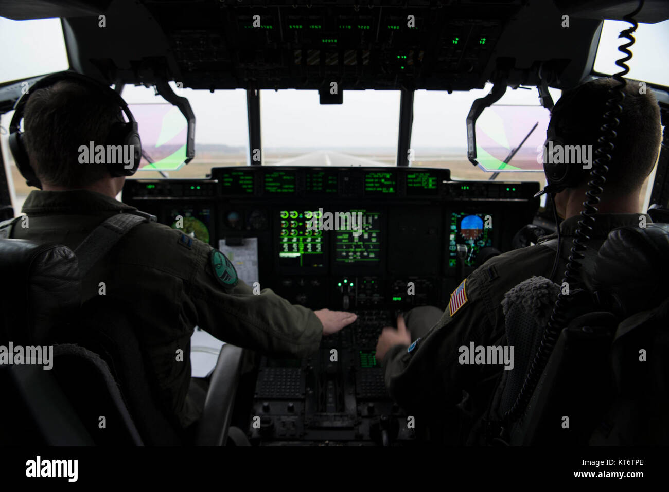 Us-Luftwaffe Kapitän Jared Johnson (links) und US Air Force 1 Lieutenant Kyle Holzem, beide C-130J Hercules Super Piloten den 37th Airlift Squadron zugewiesen, für den Betrieb Spielzeug Drop 2017, in einem US Air Force C-130J auf der Air Base Ramstein, Deutschland, Dez. 6, 2017. Das Flugzeug flog über Alzey Drop Zone, Deutschland, wo die Fallschirmjäger der US-Army, US Air Force, deutschen, italienischen, niederländischen, britischen, und der Estnischen Streitkräfte erfolgt statisch-Linie aus dem Flugzeug springt. (U.S. Air Force Stockfoto