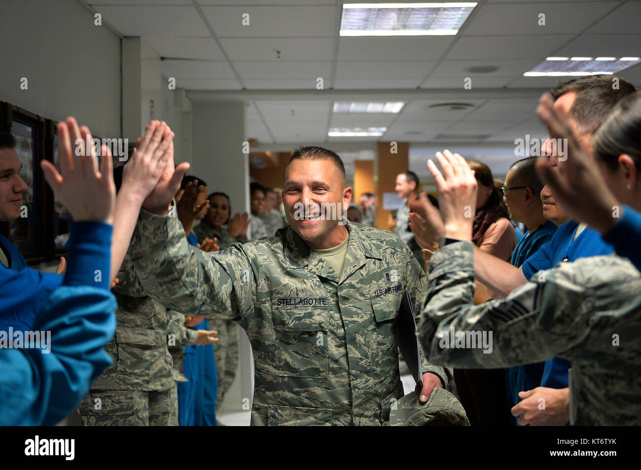 Us Air Force Senior Master Sgt. Daniel Stellabotte, 86th Zahnmedizinische Squadron zahnmedizinische Operationen Betriebsleiter, erhält Glückwünsche von seinen Kollegen nach, die für die Beförderung in den Rang eines Chief Master Sergeant ausgewählt. Chief Master Sergeant korrespondiert mit der Gehaltsstufe E-9 und ist die höchste trug einen Flieger Rang erreichen können. (U.S. Air Force Stockfoto