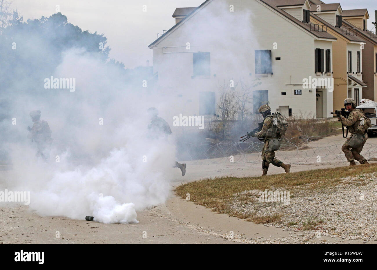 Troopers vom 1. Staffel "Tiger", 3.Kavallerie Regiments, Manöver zwischen Gebäuden unter der Abdeckung von Rauch bei einem städtischen Ausbildung übung Dez. 7, 2017 in Fort Hood, Texas. Der städtischen Ausbildung Übung war in Vorbereitung des Regiments upcoming National Training Center Rotation zu Beginn des nächsten Jahres statt. Stockfoto