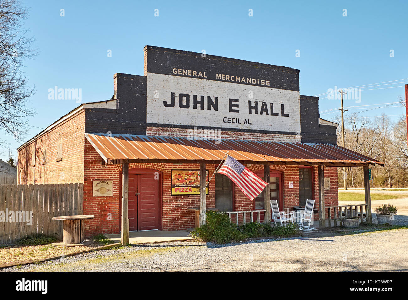 Kleine ländliche Unternehmen, John E. Halle allgemeine Waren, ist ein kleiner Markt für vor Ort gefertigten Kunsthandwerk und Antiquitäten in kleinen Gemeinschaft Cecil Alabama, USA. Stockfoto