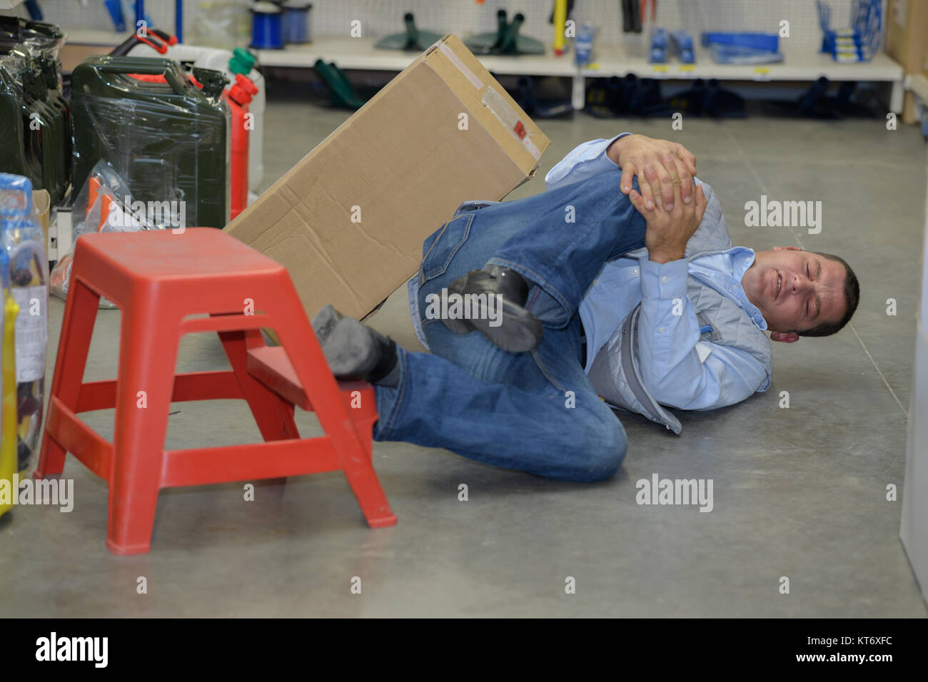 Mann Arbeiter mit knieverletzung Konzept der Unfall bei der Arbeit Stockfoto