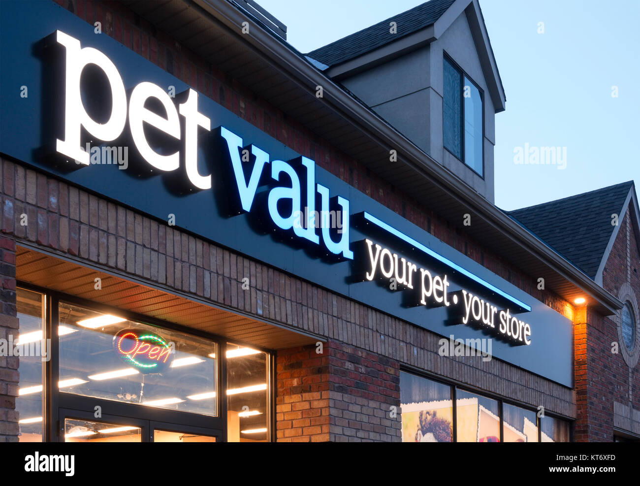 Ein Pet Valu Inc. Storefront in der Dämmerung mit einem beleuchteten Zeichen. Stockfoto