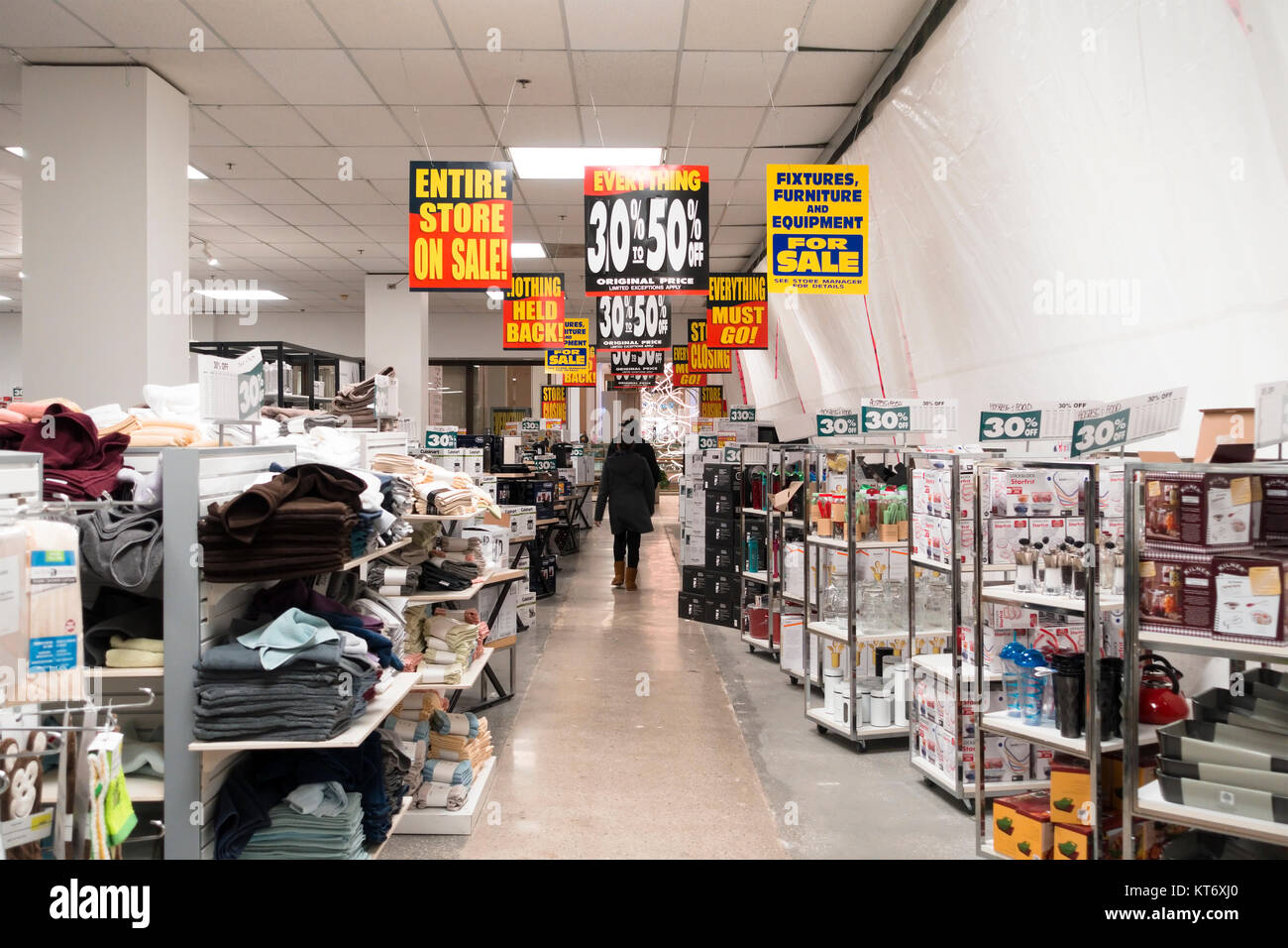 In einem Sears Canada Inc. store während der Liquidation Verkauf nach der Schließung Ankündigung. Stockfoto