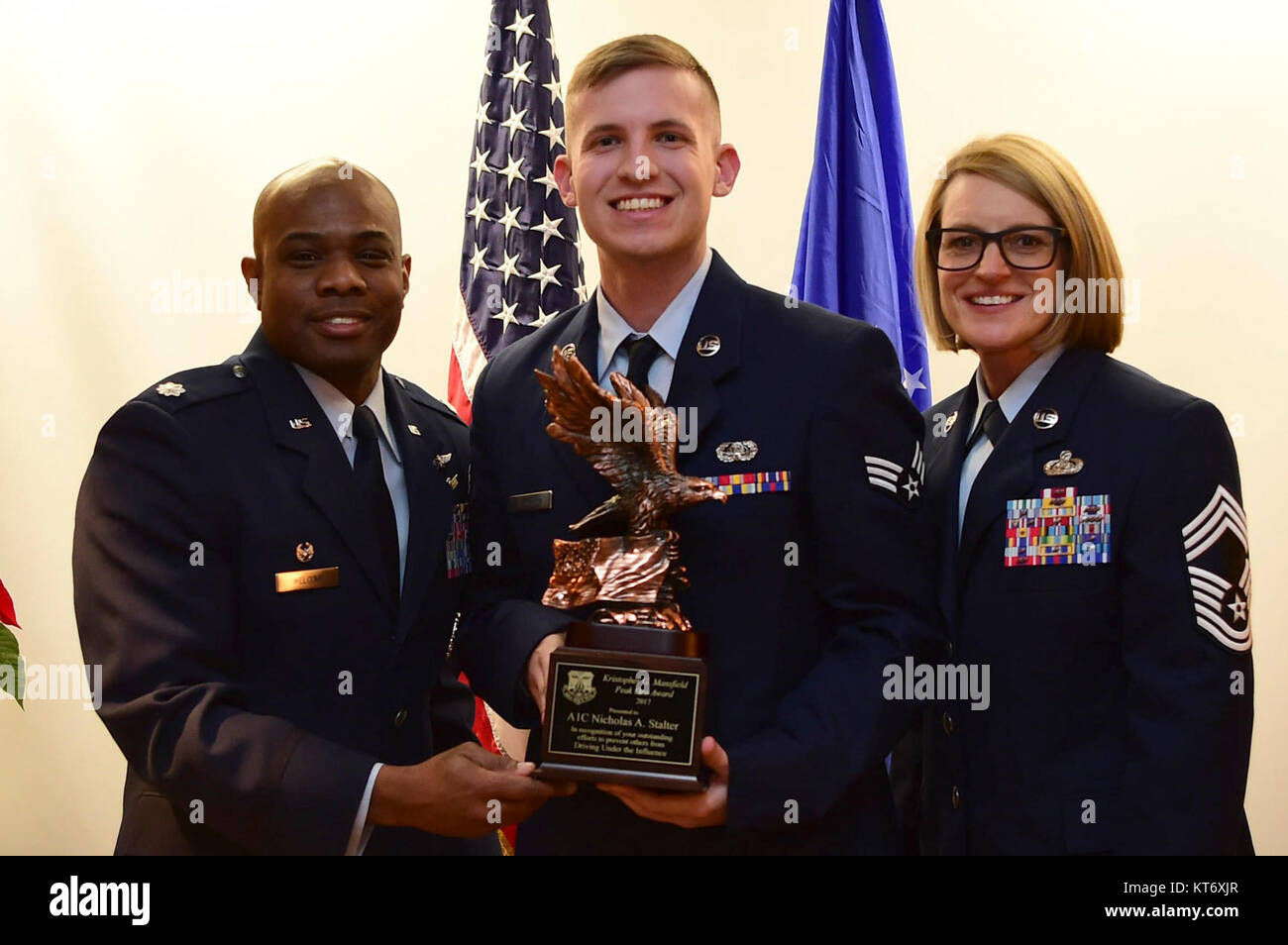 Senior Airman Nicholas Stalter, 460Th Space Communications Squadron Techniker, erhält die Kristopher G. Mansfield Peak eine Auszeichnung Dez. 7, 2017, Buckley Air Force Base, Colorado. Die Peak eine Auszeichnung würdigt einen Flieger, der herausragende Bemühungen anderer vom Fahren unter Einfluss zu verhindern. (U.S. Air Force Stockfoto