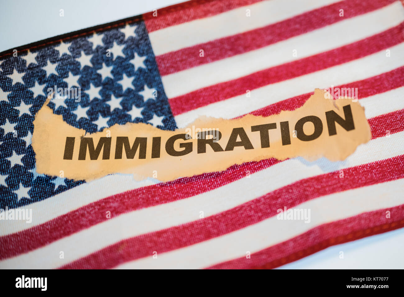 Das Wort "Einwanderung" auf abgerissene alte Papier zur Festlegung auf die Vereinigten Staaten von Amerika Flagge Stockfoto