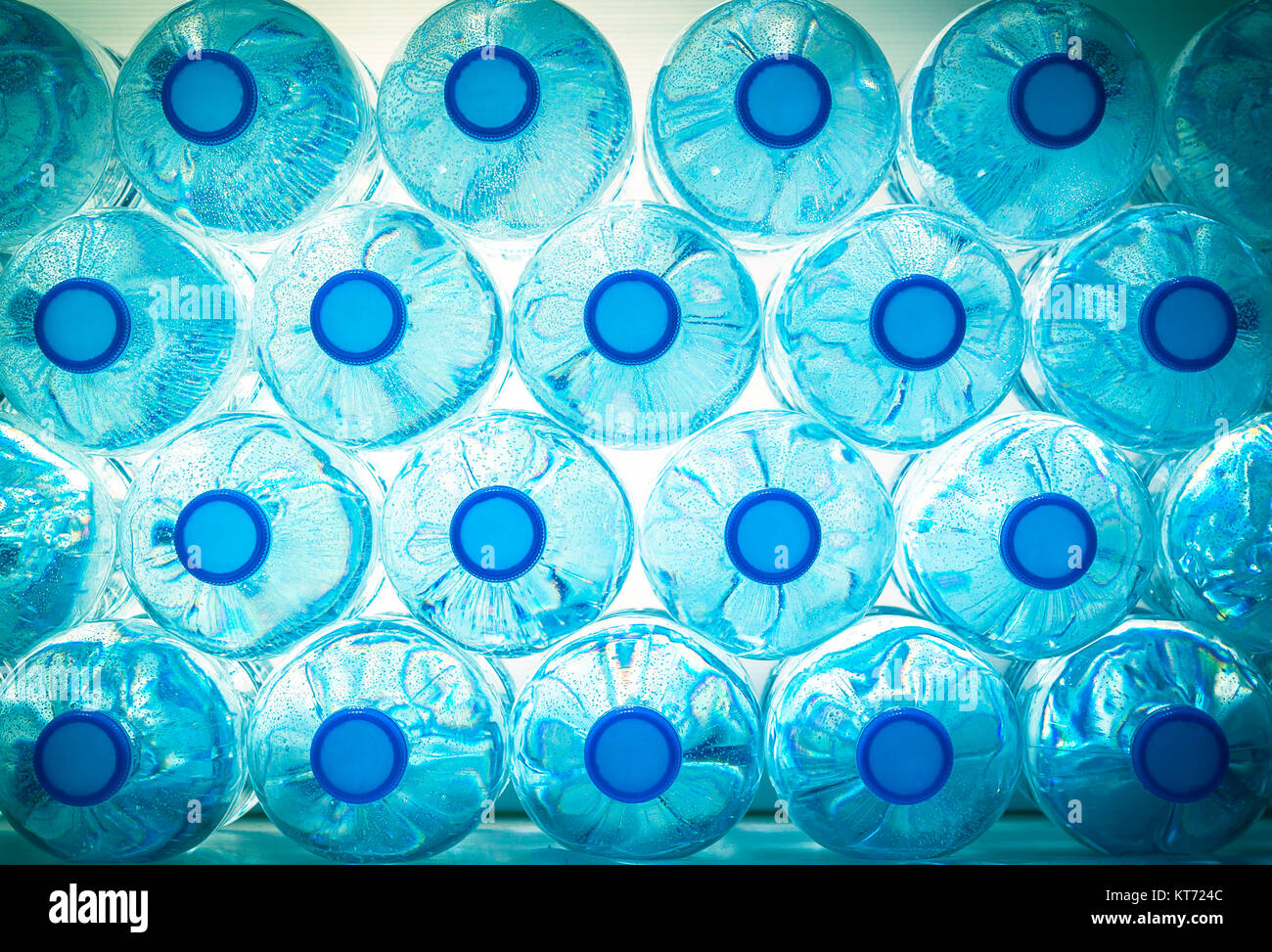 Reihen von Wasser in Plastikflaschen Stockfoto