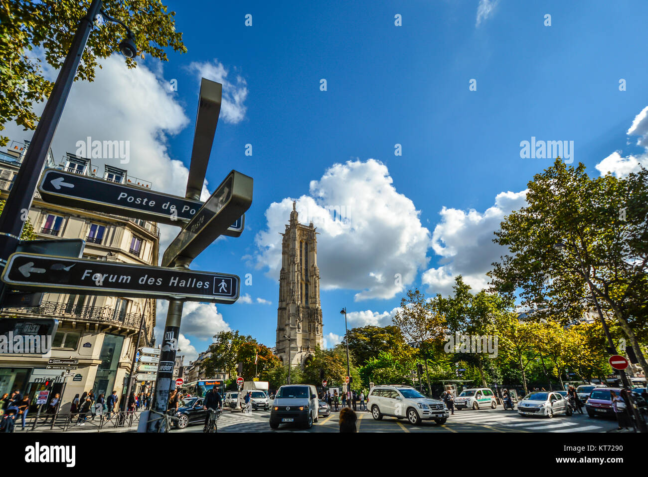 Die lebendige, belebten Rue de Rivoli in Paris Frankreich an einem sonnigen Tag im Frühherbst mit der gotischen St. Jacques Tower im Hintergrund Stockfoto