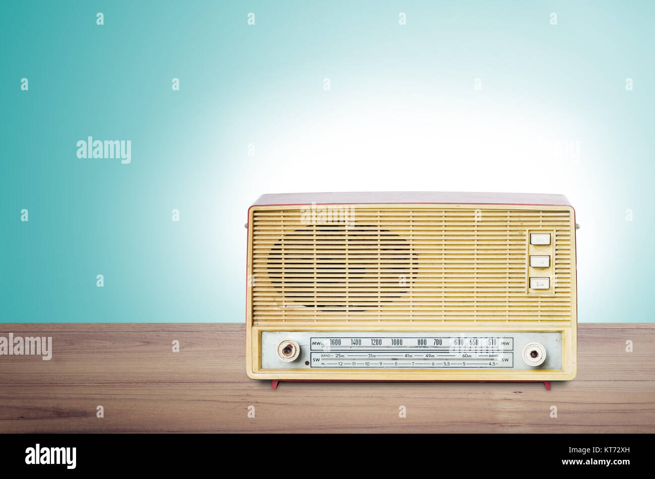 Alte verstaubte Radio von 1970 auf hölzernen Tisch mit Minze grünen Hintergrund. Stockfoto