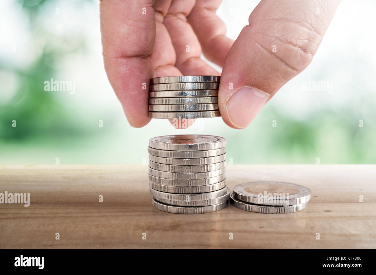 Geld sparen Konzept. Hand Münze zu Stapeln von Münzen. Stockfoto