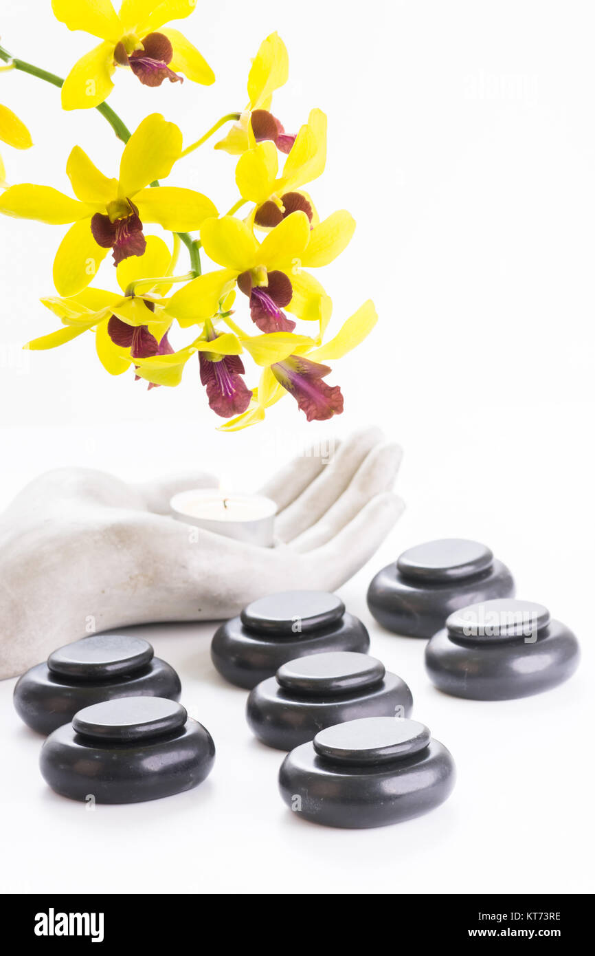 Spa-Konzept mit heißen Steinen und Teelicht Nahaufnahme Stockfoto
