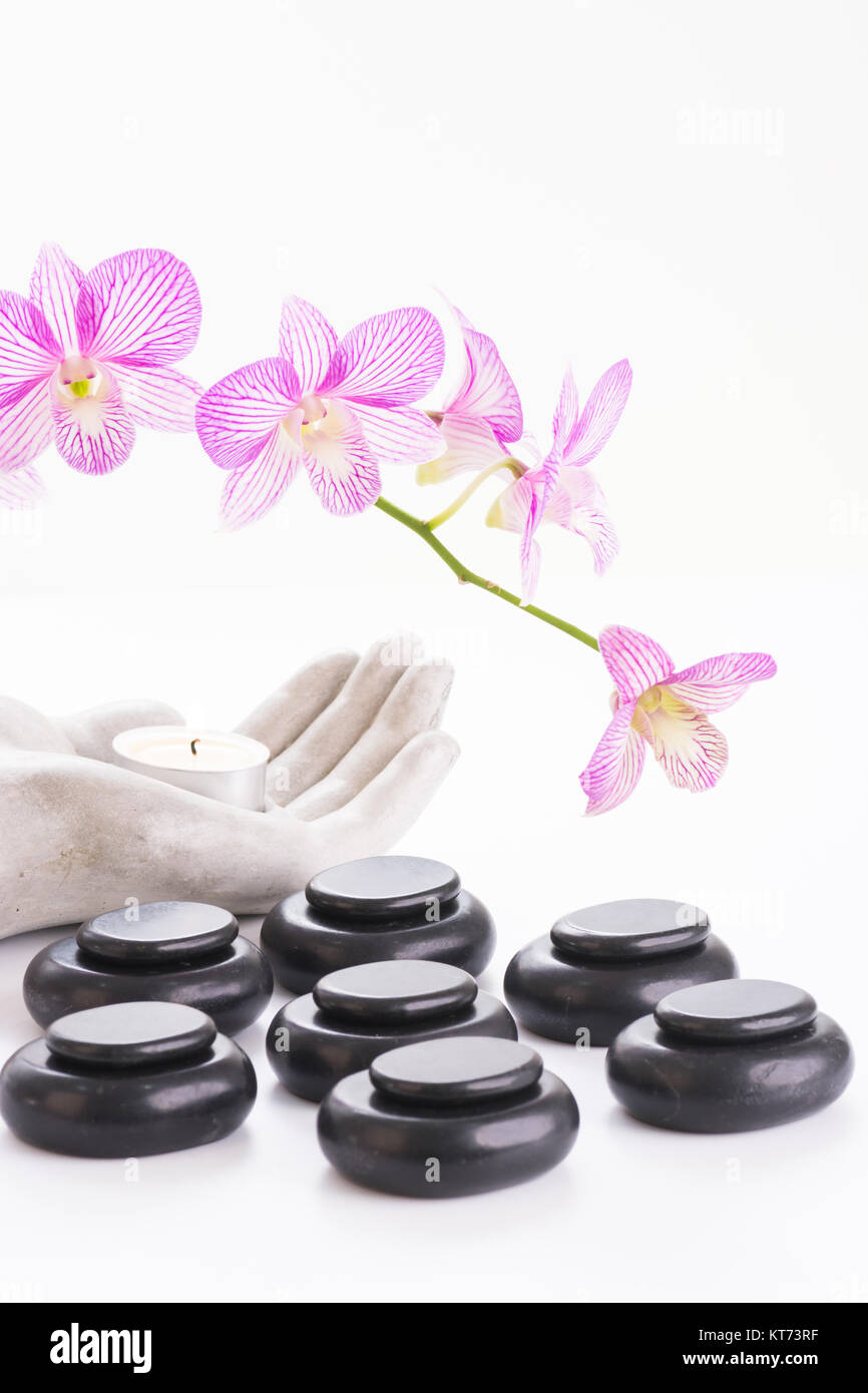 Spa-Konzept mit heißen Steinen und Teelicht Nahaufnahme Stockfoto