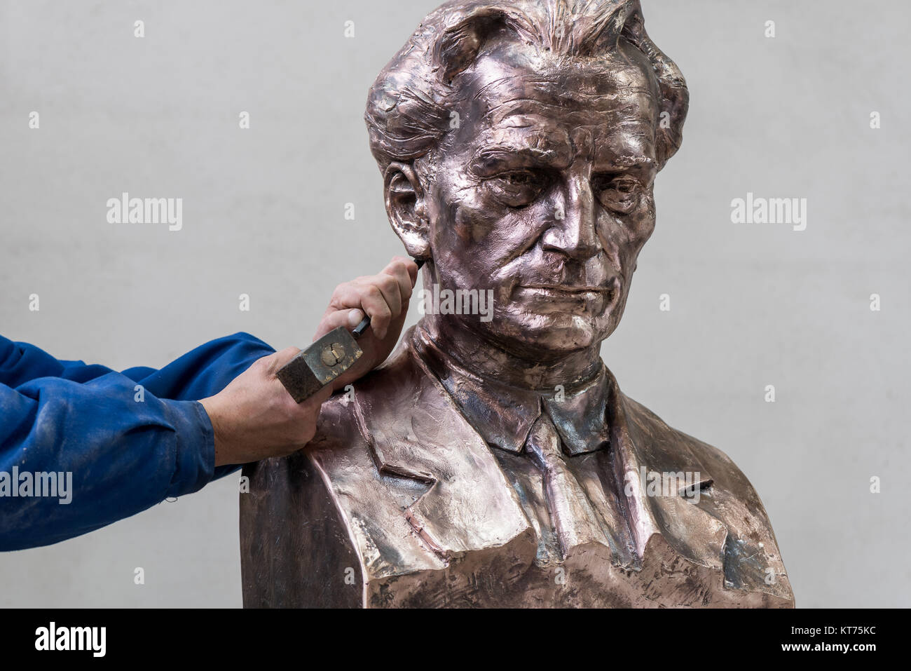 Bildhauer arbeiten. Hinzufügen der Nachbesserung der Büste einer männlichen Figur. Stockfoto