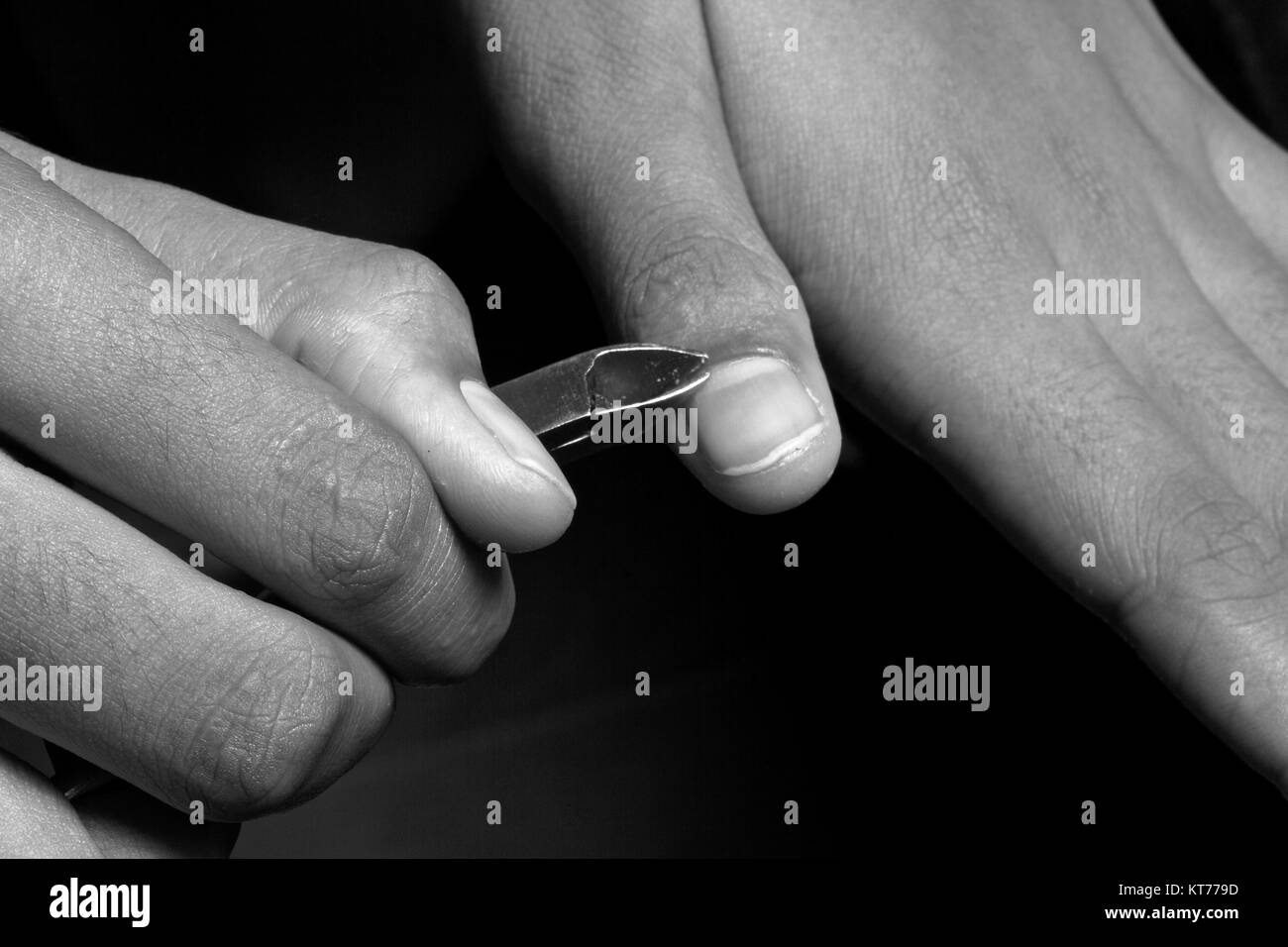 Schneiden Kutikula Maniküre Nägel Hygiene Pflege Finger Detail schwarz weiß Stockfoto