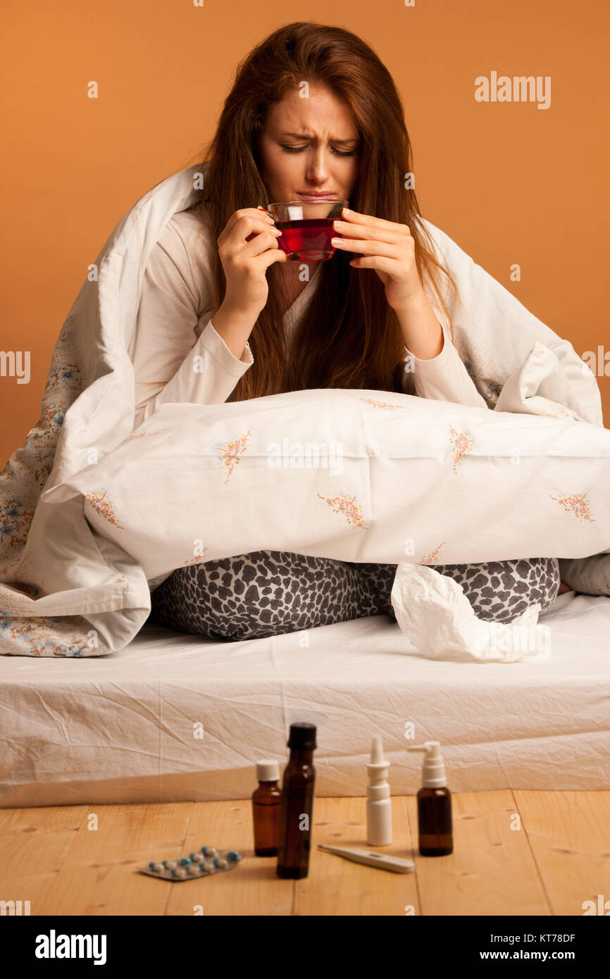 Krankheit Grippe-kranke Frau trinken Tee im Bett Stockfoto