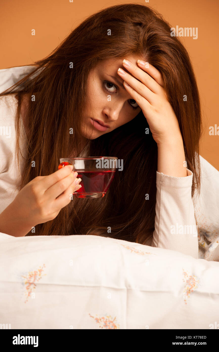 Krankheit Grippe-kranke Frau trinken Tee im Bett Stockfoto