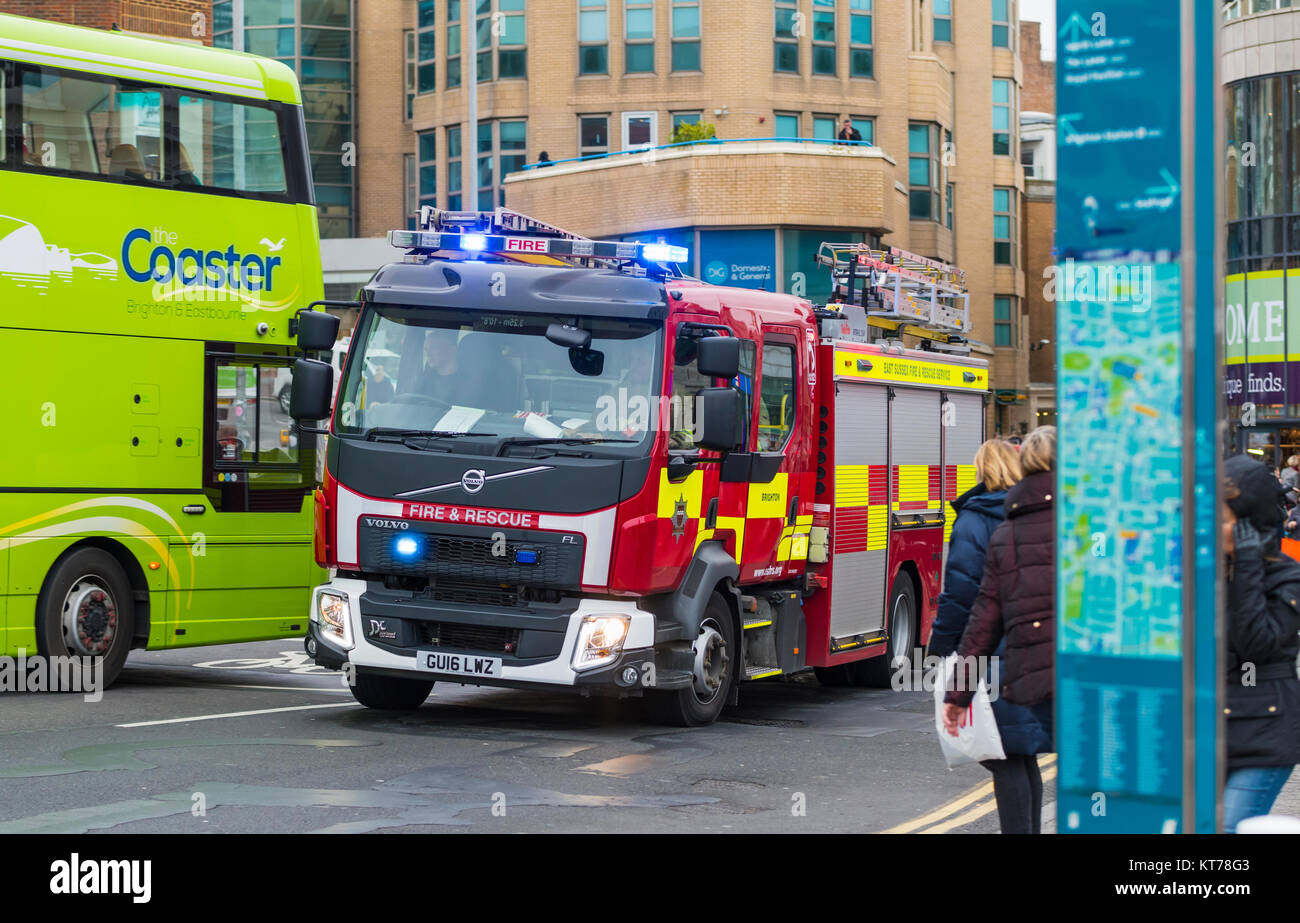 Britische Feuerwehrauto mit Blaulicht auf einen Anruf in Brighton, East Sussex, England, UK. Stockfoto