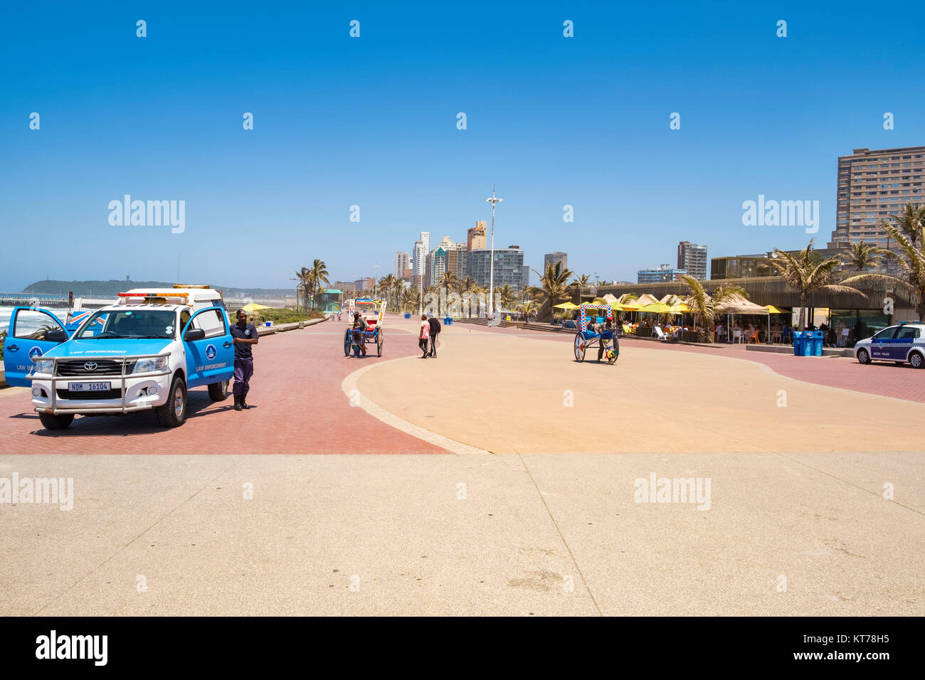 DURBAN, Südafrika NOVEMBER 2, 2017 die Menschen sind zu Fuß auf die