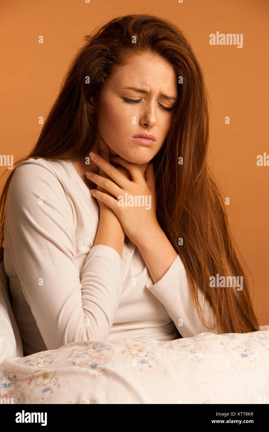 Erkrankungen Grippe Halsschmerzen Frau im Bett ruhen Stockfoto