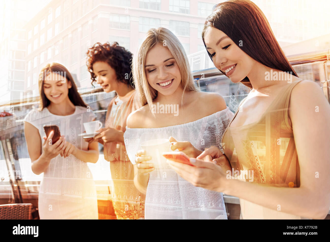 Positiv glückliche Frauen an das Smartphone suchen Stockfoto