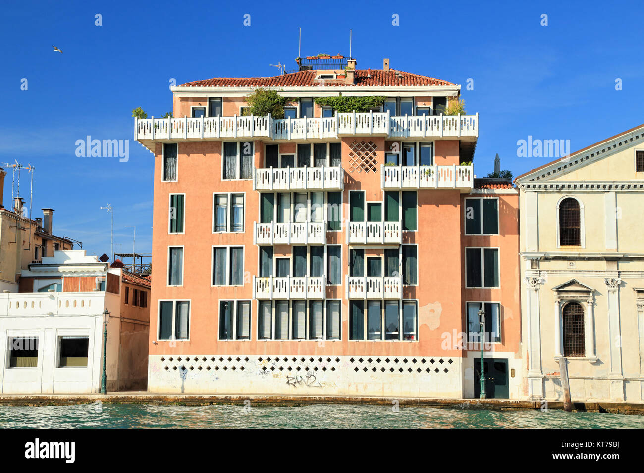 italienische-modernistische-architektur-stockfotos-und-bilder-kaufen