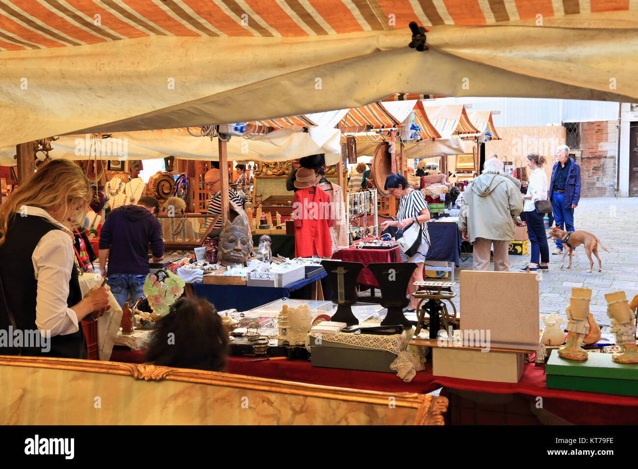 Antiquitätenmarkt in Campo San Maurizio, Venedig. Mercatino dell'antiquariato di Campo San Maurizio Stockfoto