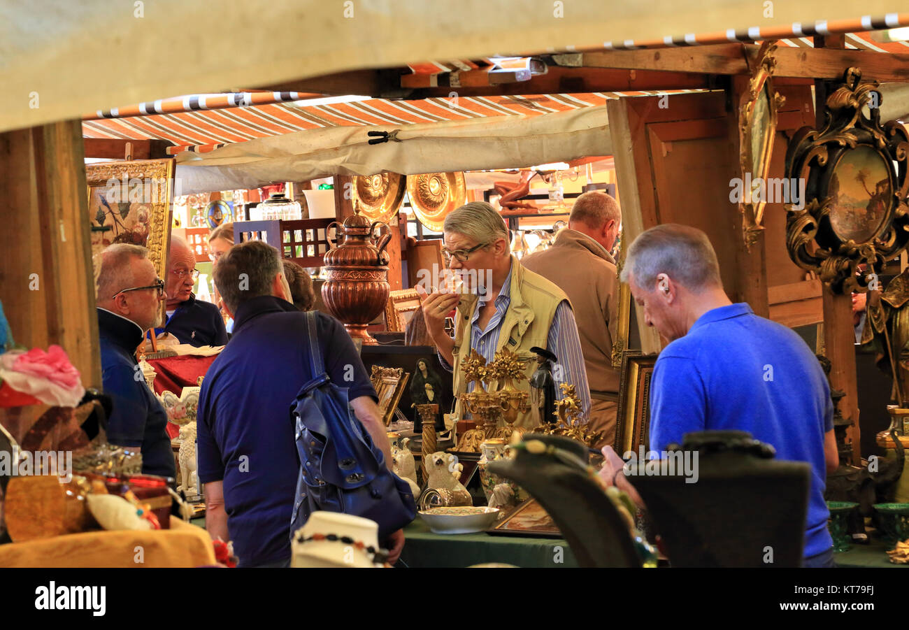Antiquitätenmarkt in Campo San Maurizio, Venedig. Mercatino dell'antiquariato di Campo San Maurizio Stockfoto